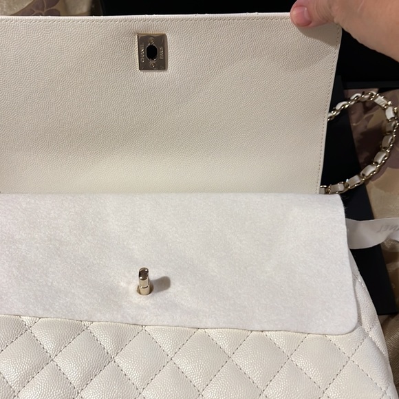 🎉🎉Chanel White Medium Top Handle Caviar Leather Bag - Host Pick🎉🎉 - Picture 4 of 10